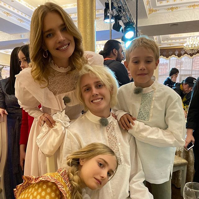 LV太子妃素颜怼脸照太嫩!生5个都这么少女,儿子女儿都是高颜值