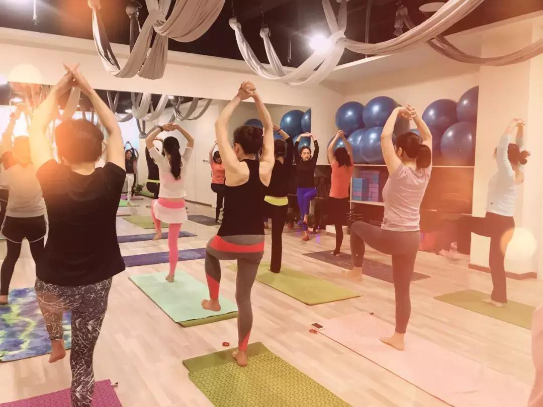 软妹子教瑜伽,软妹子学瑜伽