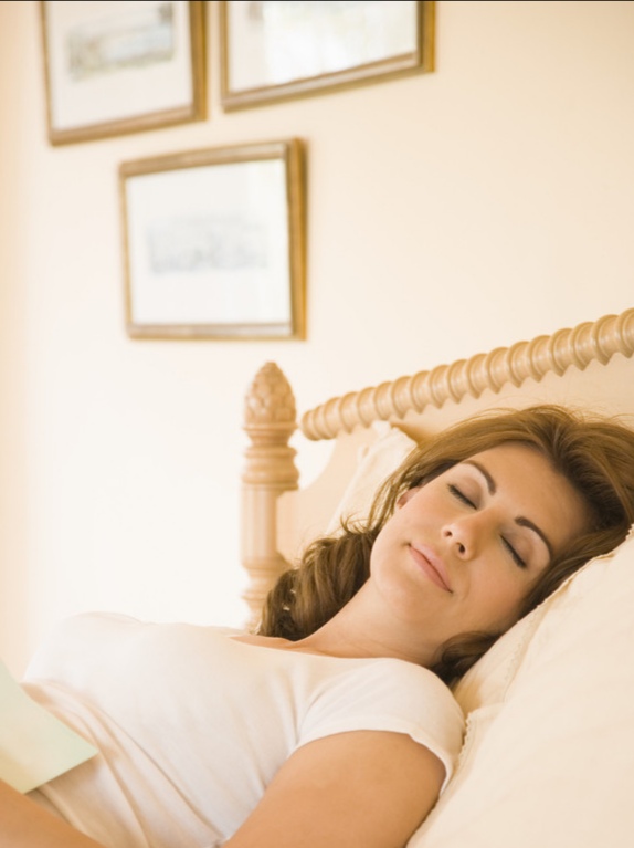 女人睡觉时,要扎发还是散发?我做错多年,难怪掉发快,发际线高