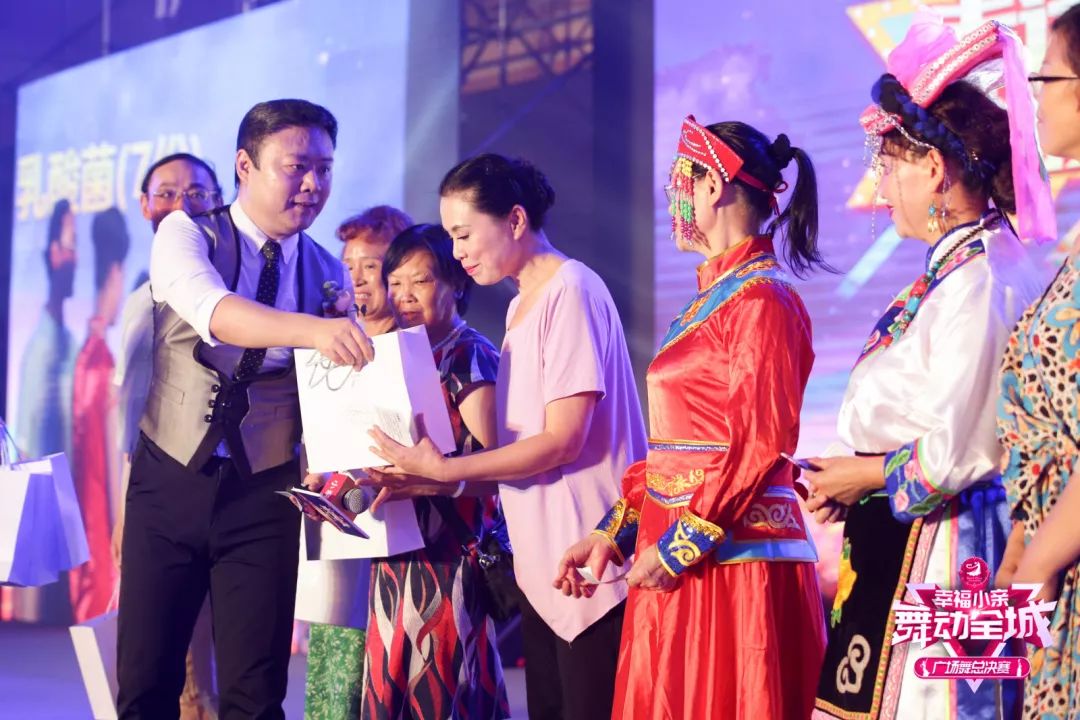 大妈们参加广场舞比赛,春晚广场舞比赛