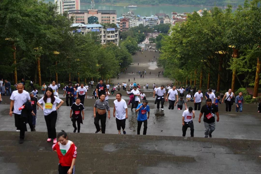 勇攀高峰的运动员,攀登山峰运动员