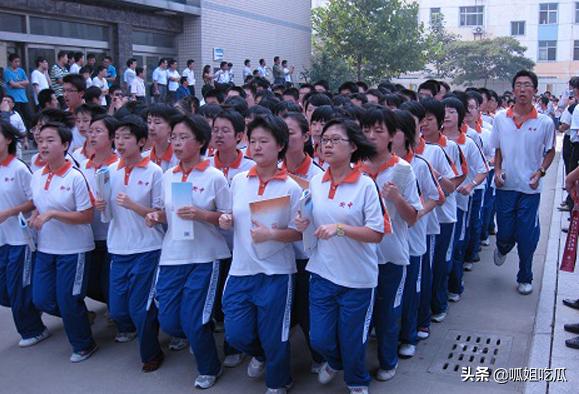 陈梦回应黄晓明接风菜,陈梦主动招呼伊藤美诚来合影