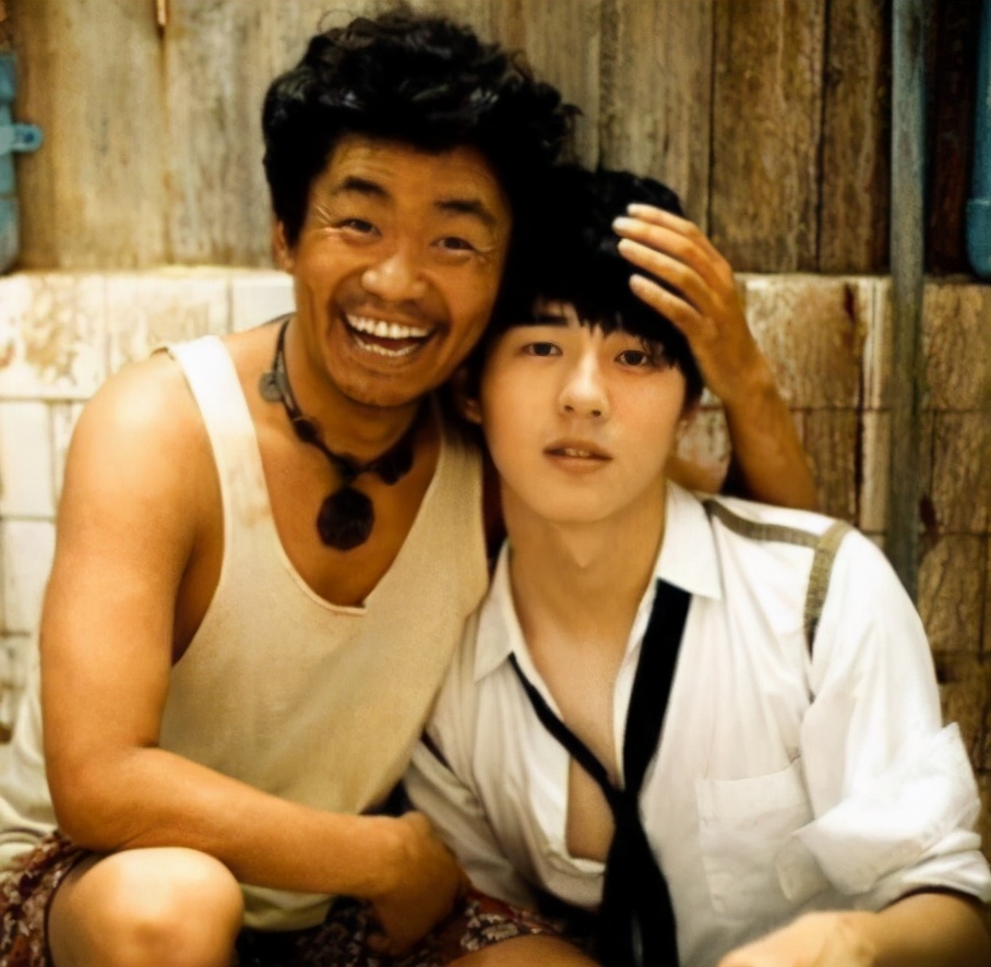 王宝强回归少林寺现场表演武功,王宝强重回少林寺练功场面