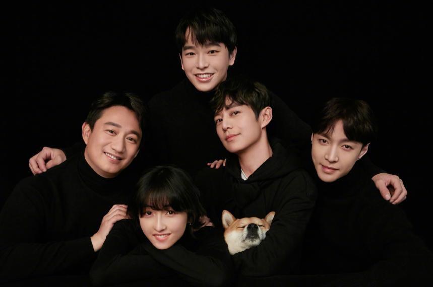 何炅快乐大本营假发,何炅1岁到48岁荧幕颜值变化