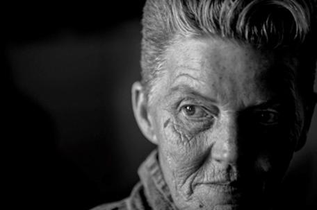 末路狂花:美国退伍女兵饱受*队军**性侵、自杀、*品毒**、抑郁、无家可归困扰