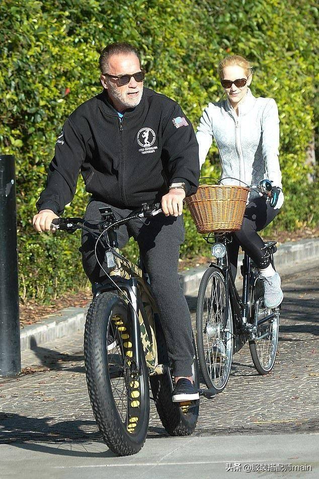 73岁施瓦辛格不低调，穿皮衣骑摩托炫酷抢眼，踩铆钉靴显硬汉本色