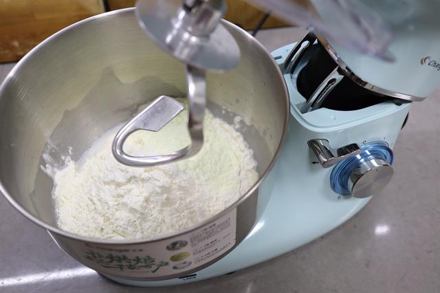 一次发酵成功的手工吐司做法,超柔软奶香吐司的家常做法