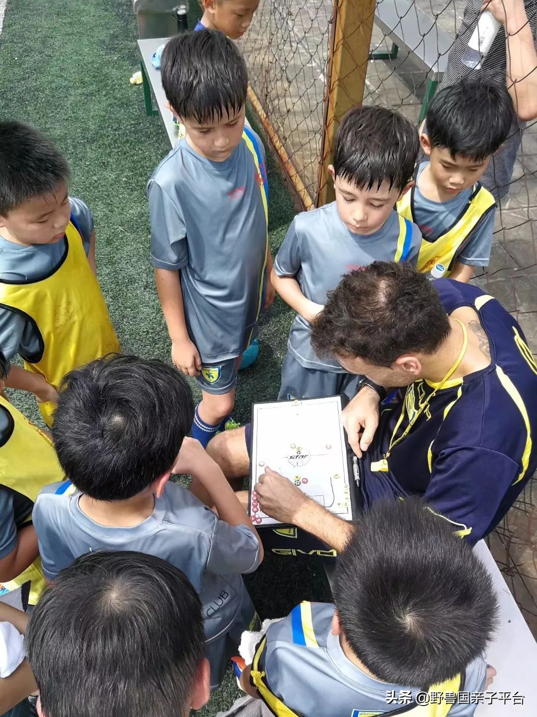 把最纯正意大利足球带来东莞，这个爸爸说足球应该这样学