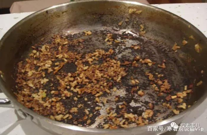 熨斗怎么熨衣服的褶皱,没有熨斗怎么去除衣服上的褶皱