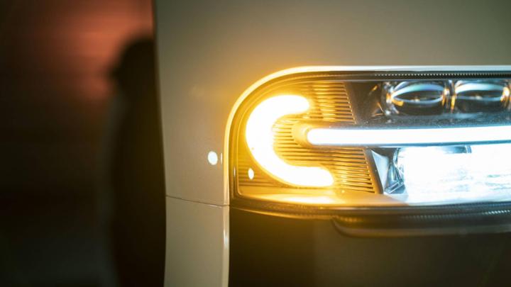 大灯炫酷有型,九号e100大灯效果