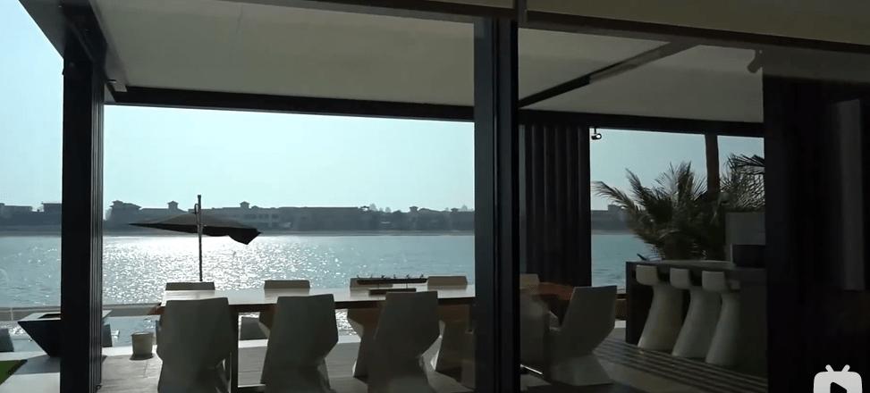 迪拜男子奋斗十年买下劳斯莱斯,迪拜小伙卖掉劳斯莱斯买法拉利