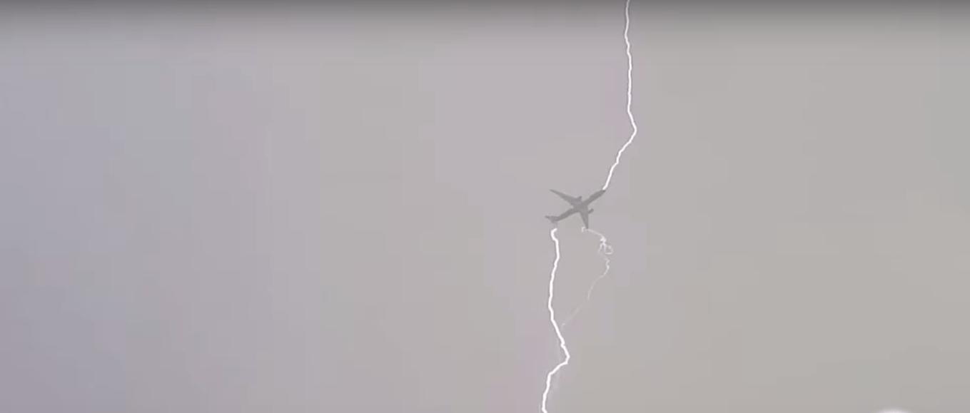 飞机怕雷击吗,飞机真的很危险吗