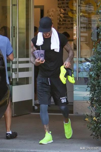 健身肌肉男穿衣搭配图片,肌肉男在健身穿衣搭配