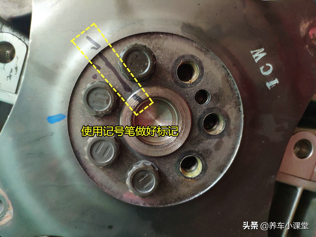 为啥机油漏油很难解决,曲轴后油封漏油与机油有关系吗