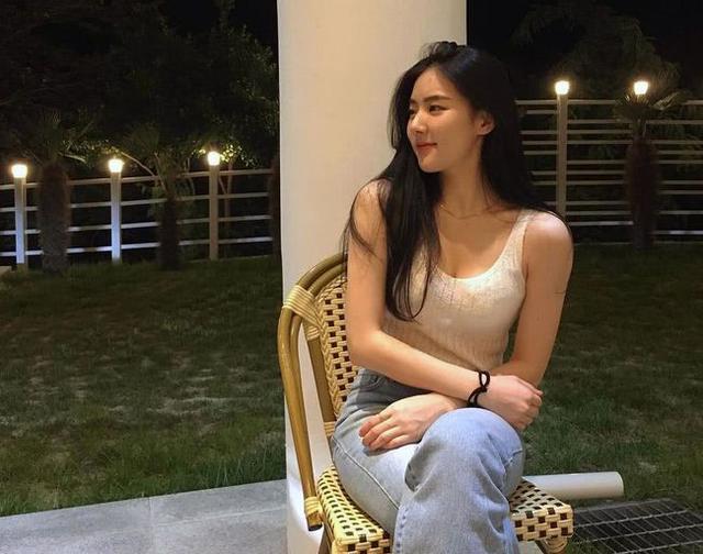 健身腿部线条展示女生,女生健身腿部肌肉线条不瘦