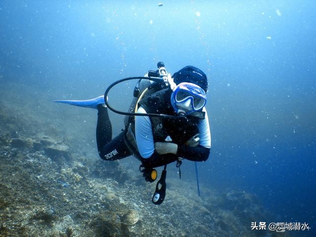 潜水会浮起来怎么办,如何潜水在水底不浮起来