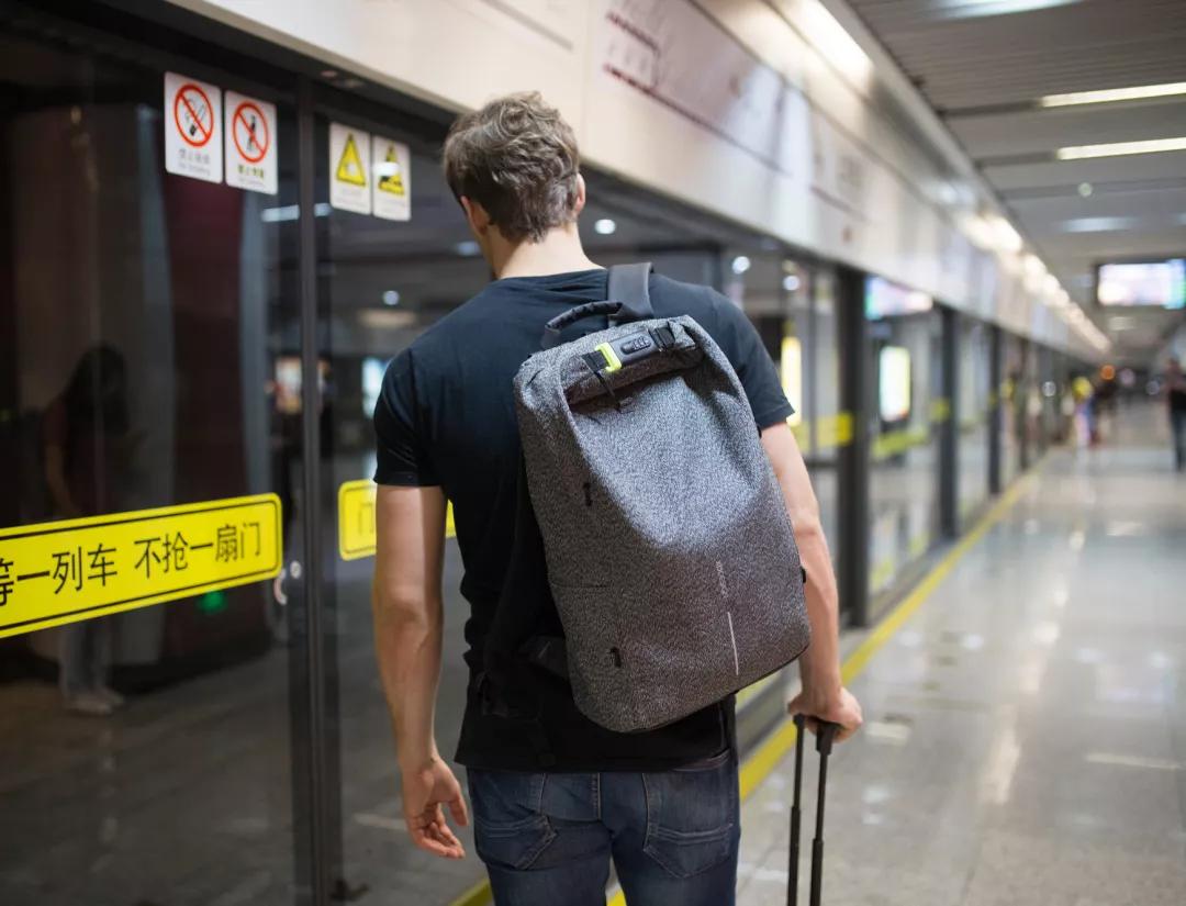 型男出街必备：刀割不入、风雨不侵，这款硬核背包丢大街都偷不走