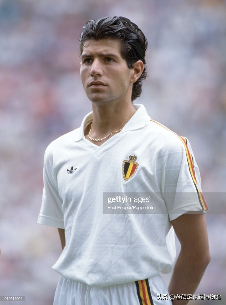 第一个穿白球鞋的足球运动员,第一个穿耐克篮球鞋的nba运动员