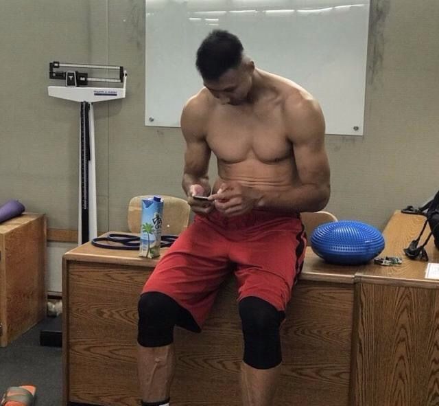 易建联生涯高光时刻,易建联职业生涯突破一万分崴脚