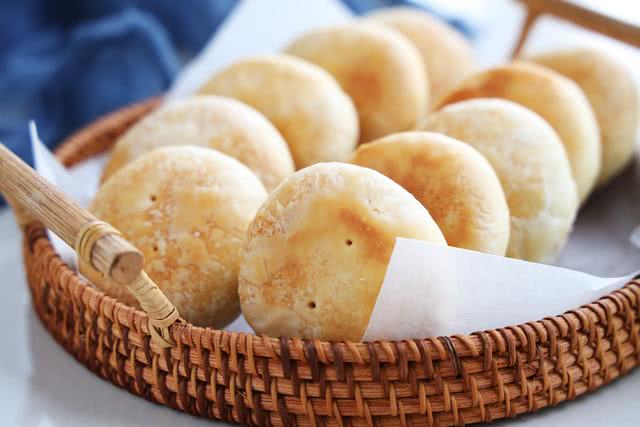 外皮酥软的绿豆饼怎么和面,绿豆饼圆的厚的外皮像炸过一样