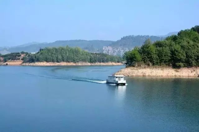 为钓鱼建房子,为了钓鱼在河边盖了房子