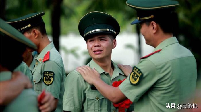 直接退伍和转业有什么区别,2017退役士兵是转业好还是复员好