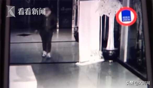 男子与女友酒店开房被*窥偷**在墙壁上发现一个洞