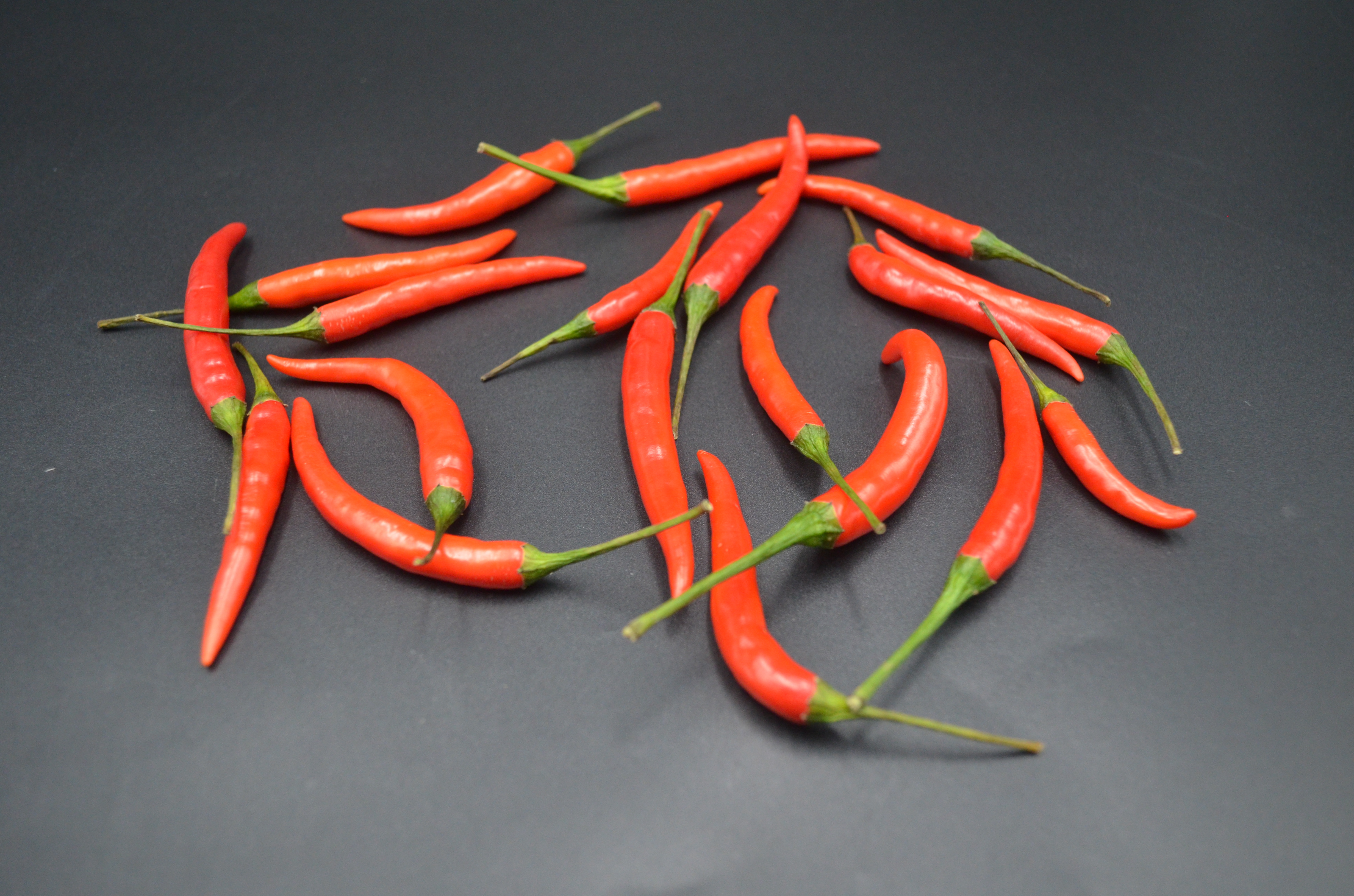 切辣椒手辣用水冲还是油可以缓解,切辣椒怎么样才不会辣手