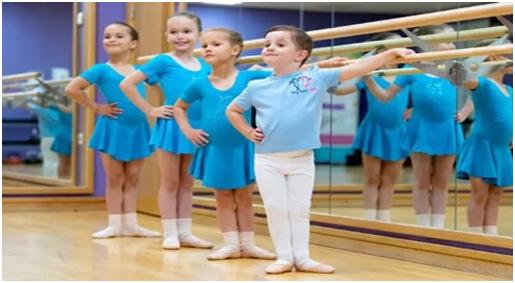 4岁男孩打破偏见学芭蕾：父母这样做，孩子更易成才