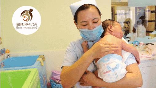 错误拍嗝手法导致宝宝肺炎？宝宝吐奶、呛奶后千万别这么做！