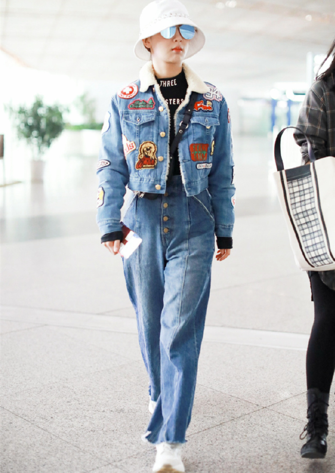 网友直呼杨紫不用再减肥了，凭牛仔裤就能穿出A4腰，学起来！