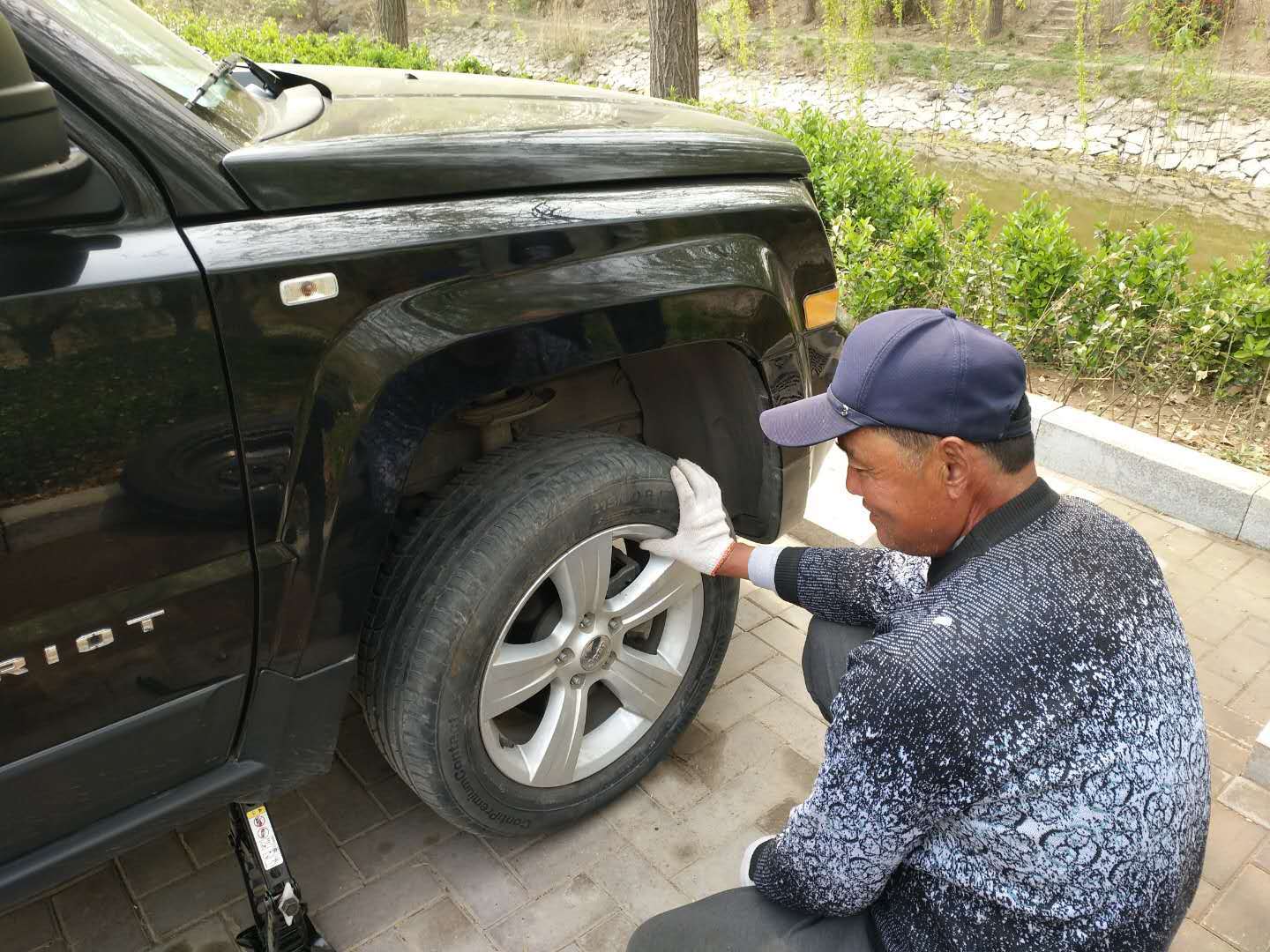 汽车被锁住轮胎该怎么开锁,汽车轮胎被锁如何快速解锁