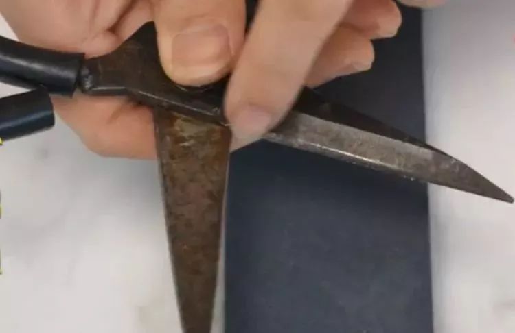 剪刀如果太钝怎么解决,剪刀变钝一招轻松解决