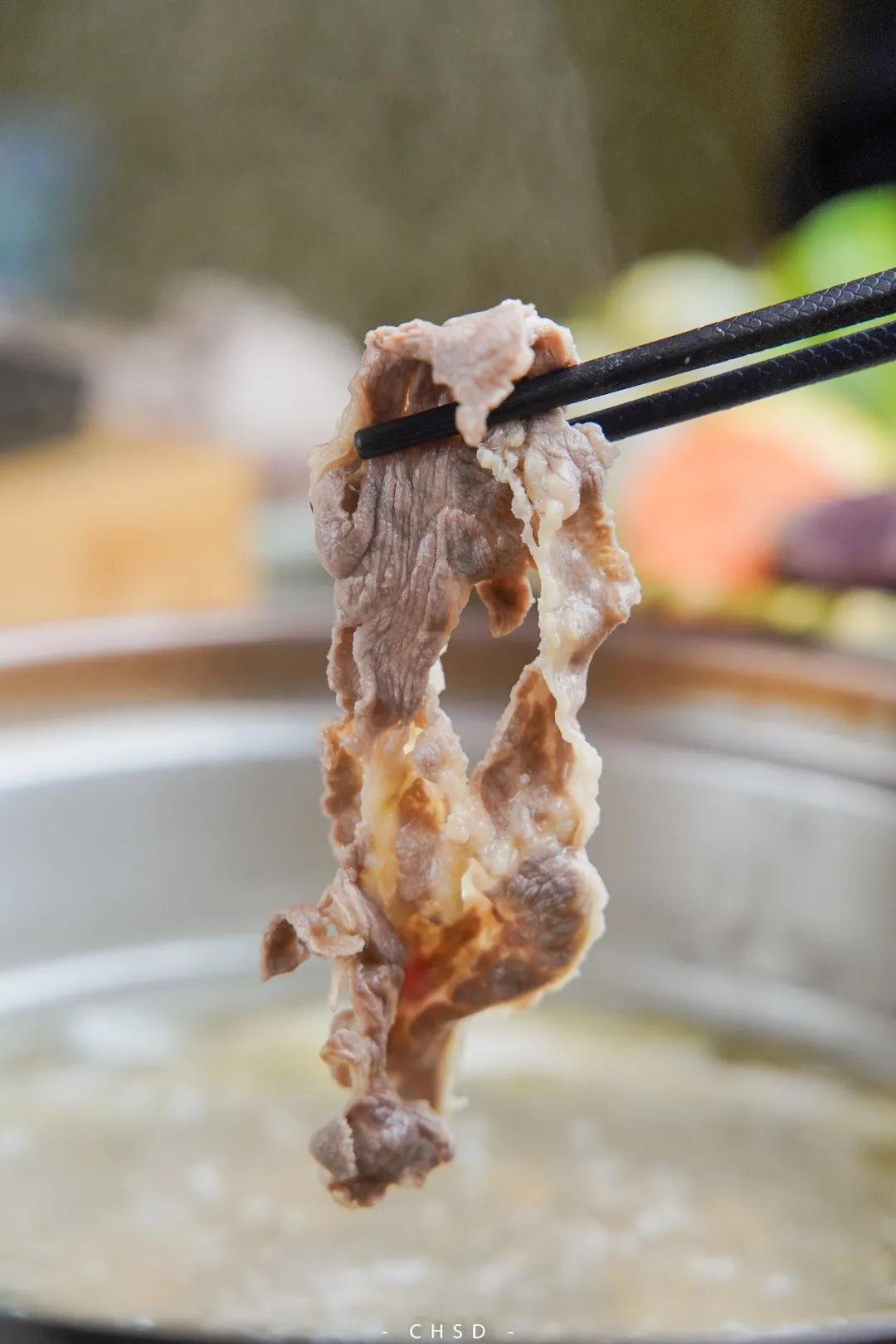 椰椰椰！这家人气椰子鸡专门店，光是汤底就喝饱了