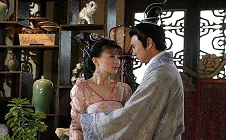 刬袜步香阶手提金缕鞋的意思,刬袜步香阶手提金缕鞋怎么读