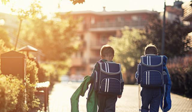 为什么孩子午饭总是来不及吃?一位爸爸跟踪孩子后,很意外