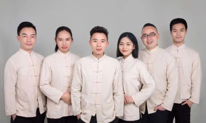 2个00后小伙开店1年赚了2000万,25岁小伙两年开十家餐饮店