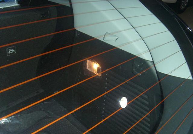 为什么汽车后玻璃膜起泡撕了很臭,汽车玻璃膜起泡一条线怎么修复