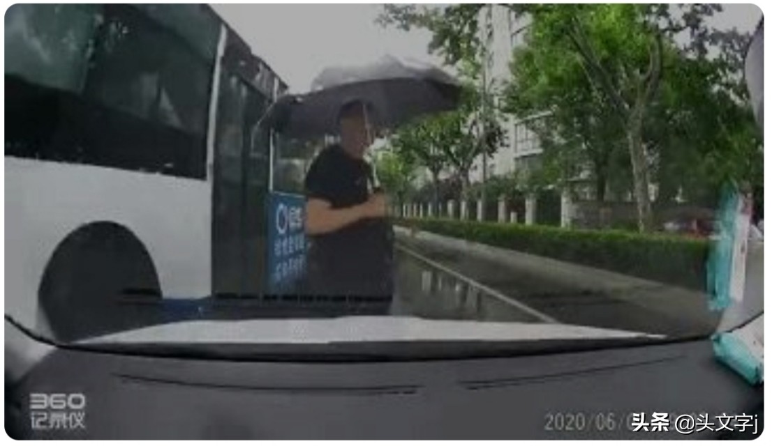 早高峰路上堵路,早高峰加塞违章