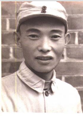 国军司令嘲讽红军政委是学生，政委冷笑：你打得过我吗