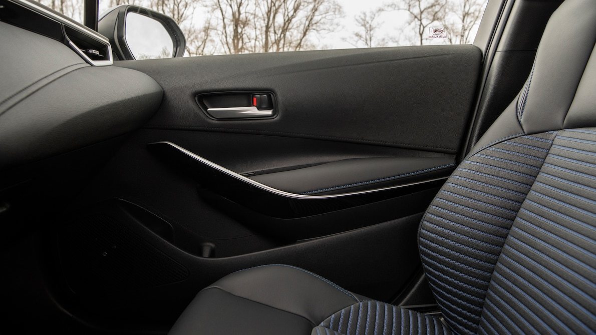 丰田卡罗拉双擎试驾感受,丰田卡罗拉试驾车内感受