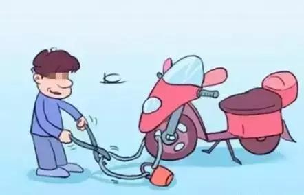 女贼围观案发现场被抓,女贼偷电动车落网