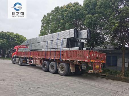 新之杰承担邳州高铁站YXB65-170-510闭口楼承板生产任务