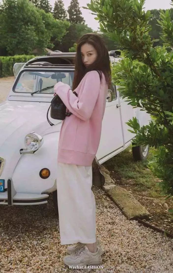 今年最火的流行裤子高腰阔腿裤,2020年流行阔腿裤还是窄腿裤