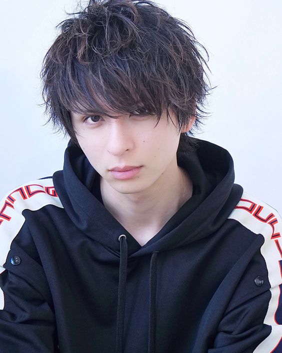 男生发质细软扁塌油腻自然卷发型,男生卷发造型中长发圆脸