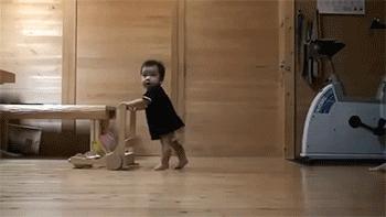 宝宝光脚防着凉,家长做幼儿小脚丫