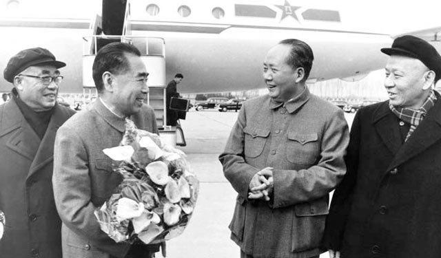 宴会上，国宝九龙杯失窃，周恩来只用一招，让外宾主动上交