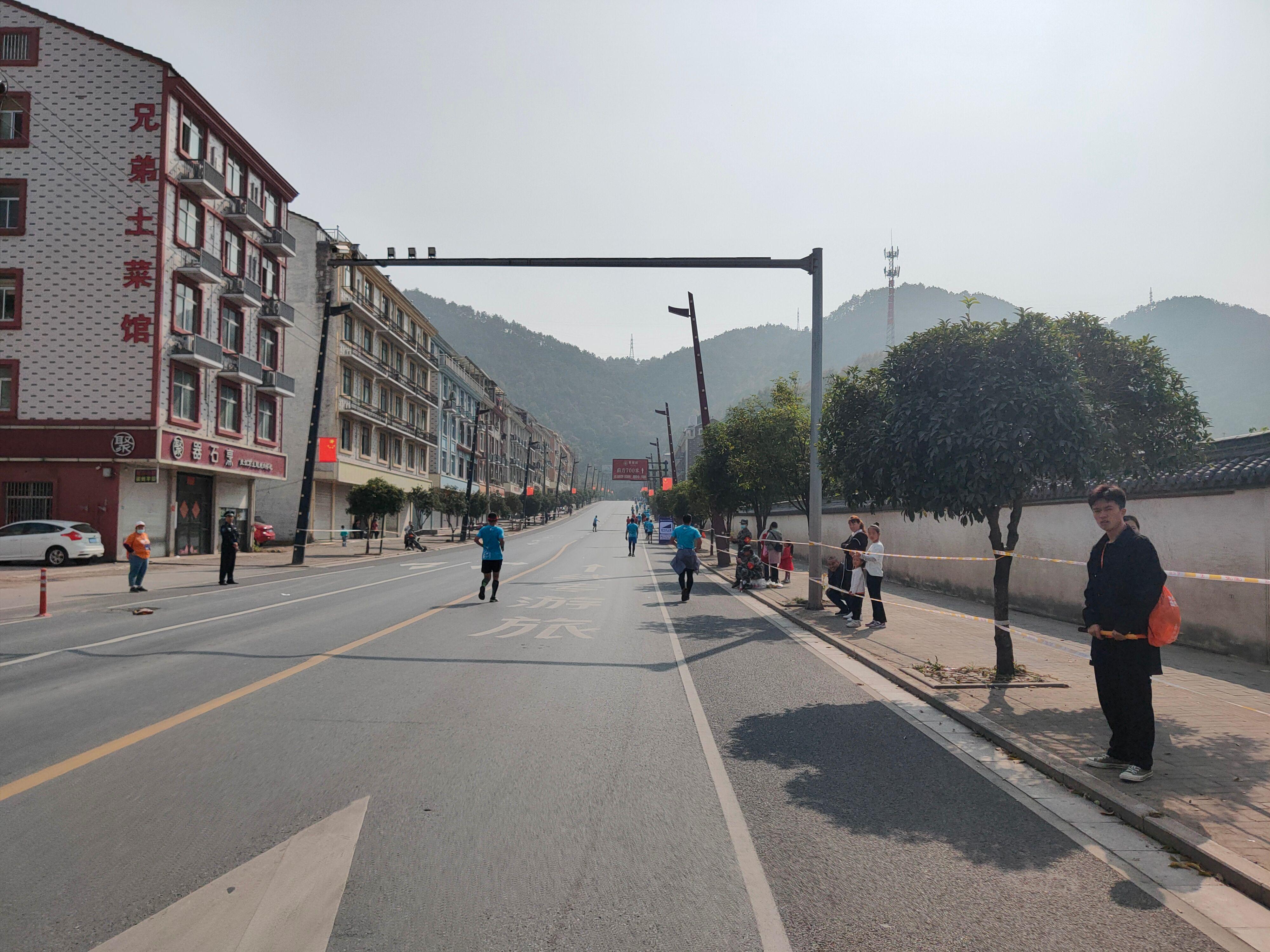 首个全马2022年超燃视频,横店马拉松2023全马颁奖直播