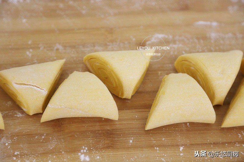 用筷子一卷的花卷,筷子压花卷做法