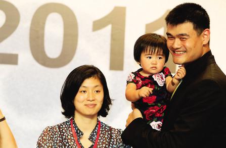 姚明叶莉一家人,姚明身高多少和他的妻子